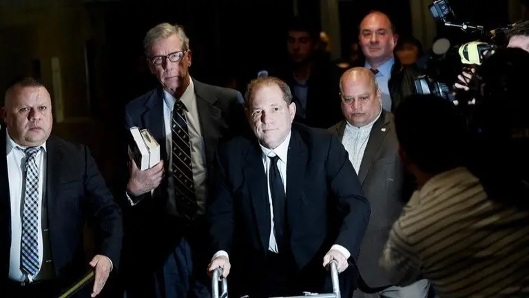 Harvey Weinstein despu&eacute;s de la primera jornada de su juicio por abuso sexual y violaci&oacute;n. EFE