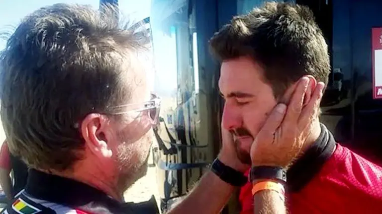 W&aacute;lter Nosiglia (i) consuela a su hijo Daniel.