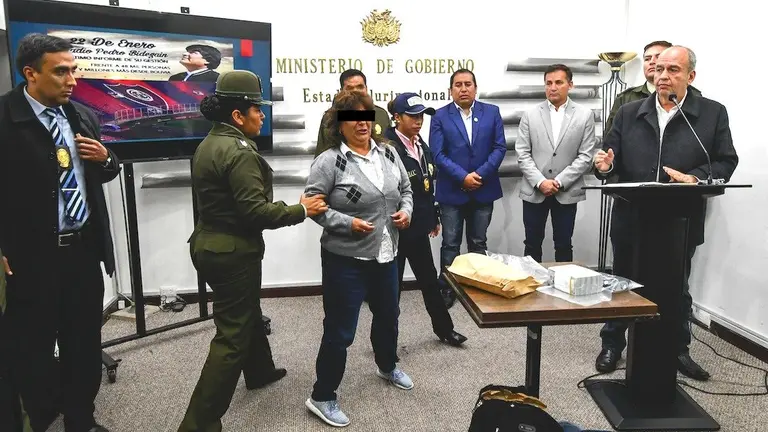La detenida es presentada ante los medios por el ministro de Gobierno, Arturo Murillo. APG
