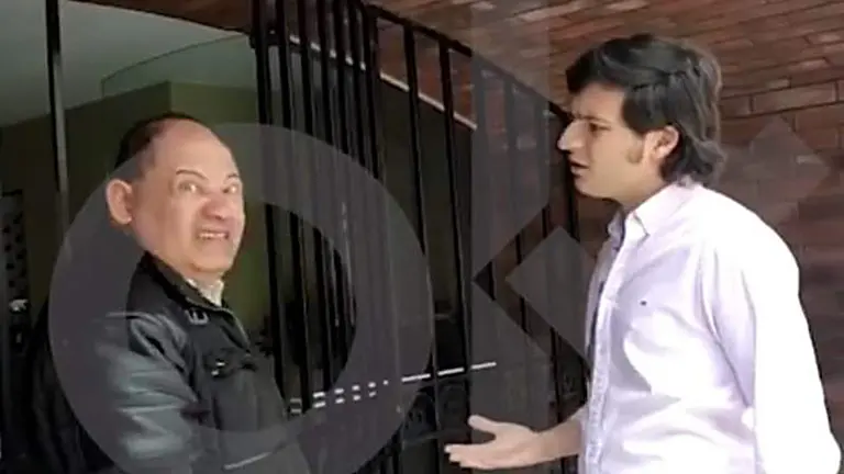 El exministro de Gobierno Carlos Romero junto al periodista espa&ntilde;ol.  OK DIARIO