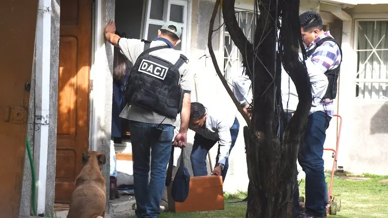 Efectivos policiales en la vivienda de &Oacute;scar Coca, ayer. DICO SOL&Iacute;S