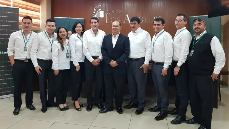 Ejecutivos del Banco Mercantil Santa Cruz junto a personal de la Cl&iacute;nica Los &Aacute;ngeles.