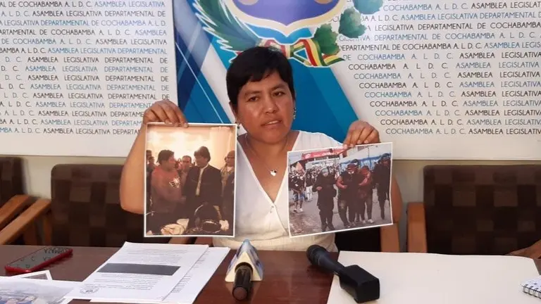 La asamble&iacute;sta Lizeth Beramendi mostrando presuntas pruebas en contra de Patricia Arce. OPINI&Oacute;N