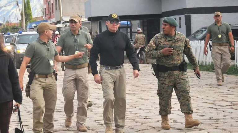 El ministro de Defensa, Fernando L&oacute;pez (c), llega al cuartel de Cotapachi.  NO&Eacute; PORTUGAL