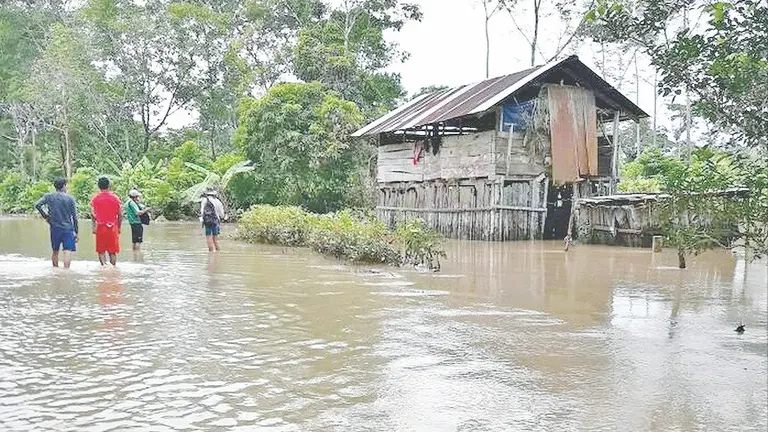 Imagen referencial de viviendas afectadas por desborde de r&iacute;o en el Tr&oacute;pico. Archivo