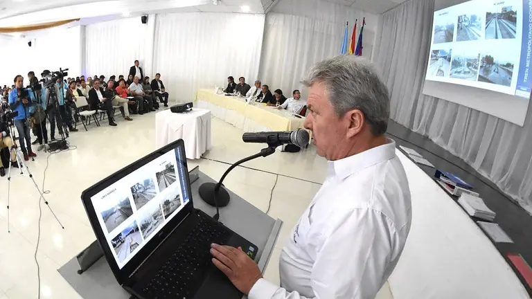 Domingo Garc&iacute;a, gerente de Tunari, explica el nuevo trazo para l&iacute;nea amarilla del tren. DICO SOL&Iacute;S