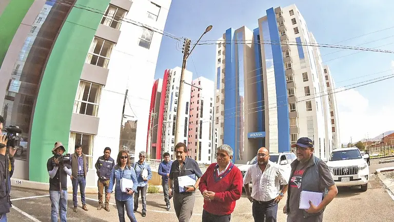 Autoridades del Gobierno, en la inspecci&oacute;n de las viviendas sociales. | Dico Sol&Iacute;s