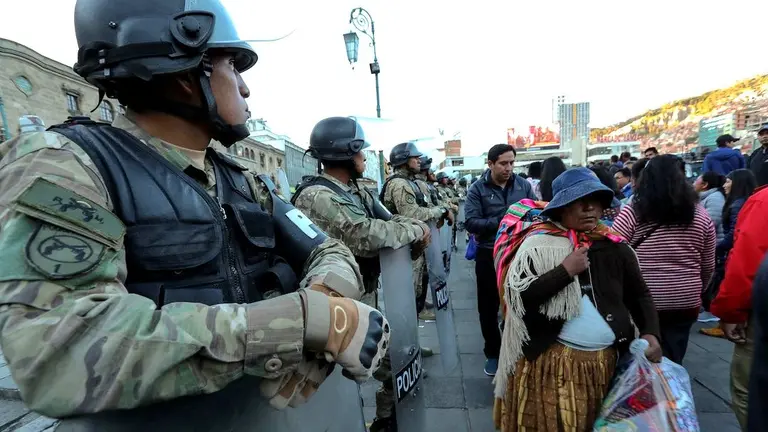 Efectivos militares en el control, en La Paz.  EFE