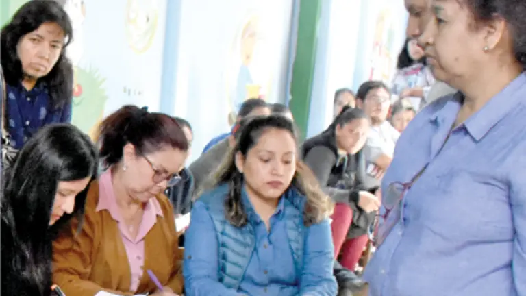 Padres de familia durante el proceso de preinscripci&oacute;n. Dico Sol&iacute;s