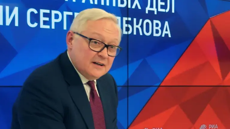 El viceministro de Exteriores ruso, Sergu&eacute;i Riabkov, ofrece este lunes una rueda de prensa en Mosc&uacute;, donde advirti&oacute; a Ir&aacute;n que ser&iacute;a contraproducente la reducci&oacute;n de su cooperaci&oacute;n con el Organismo Internacional de Energ&iacute;a At&oacute;mica (OIEA) para evitar especulaciones sobre su programa nuclear. EFE