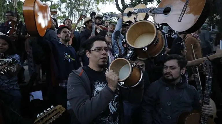 Con un cacerolazo de m&uacute;sica andina, 150 guardias ind&iacute;genas se sumaron a las manifestaciones contra el Gobierno del presidente Iv&aacute;n Duque, en Bogot&aacute;. EFE