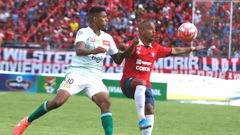 El jugador brasile&ntilde;o Serginho (d) intenta dominar la pelota ante la marca de un jugador de Oriente, en 2019. APG