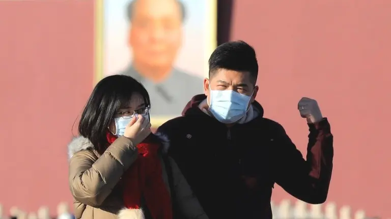 Una pareja camina  por el centro de Pek&iacute;n (China) con mascarillas anticontaminaci&oacute;n.  EFE