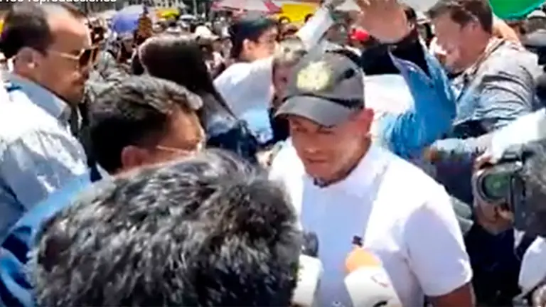 El exl&iacute;der c&iacute;vico cruce&ntilde;o Luis Fernando Camacho, rodeado de personas.   CAPTURA