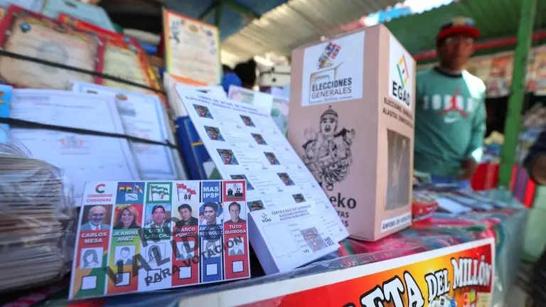Material electoral en miniatura de las elecciones nacionales del 2020 en la feria de la Alasita. EFE