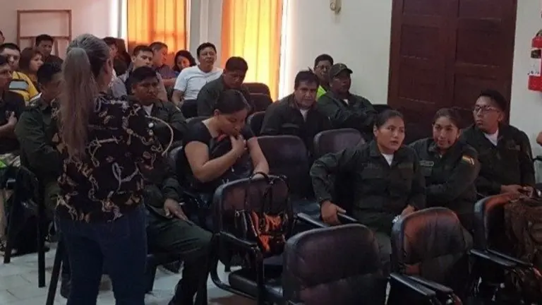 Fiscales y Polic&iacute;as durante la capacitaci&oacute;n. Foto: FGE