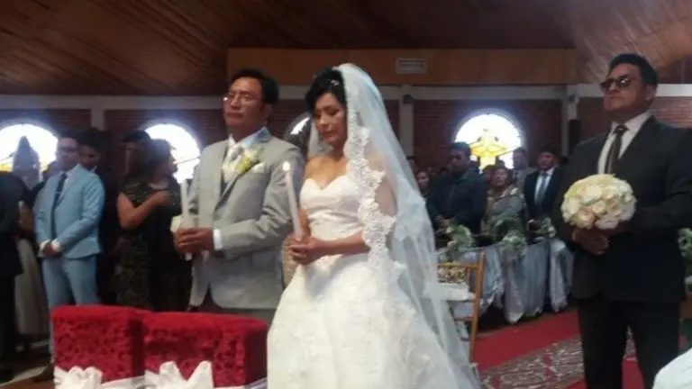 La alcaldesa de El Alto, Soledad Chapet&oacute;n, contrayendo nupcias en la Iglesia Ap&oacute;stol Santiago en la ciudad de El Alto. Foto: Peter Luna