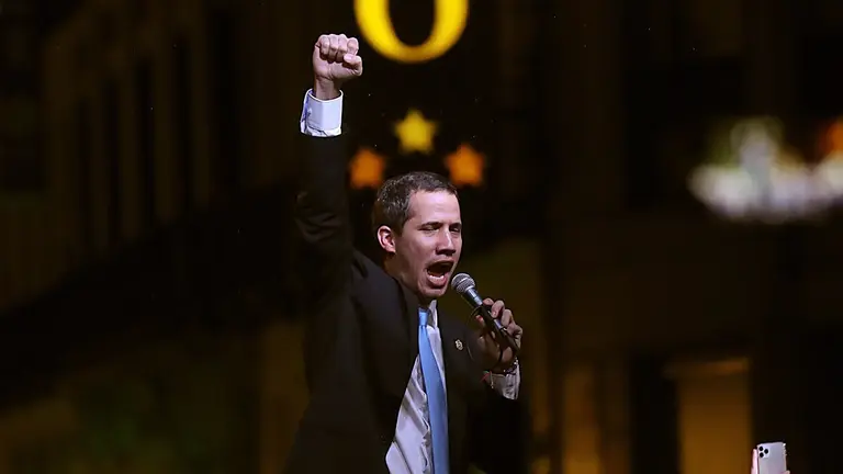 El presidente de la Asamblea Nacional de Venezuela, Juan Guaid&oacute;, durante su discurso ante los venezolanos concentrados este s&aacute;bado en la Puerta del Sol de Madrid. EFE