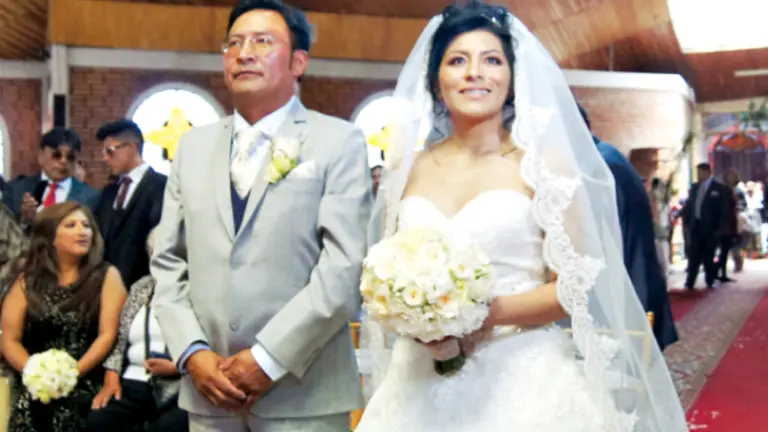 La pareja ante el altar, en la parroquia Ap&oacute;stol Santiago, en El Alto. PETER LUNA
