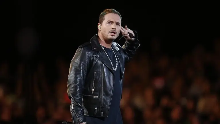 El cantante colombiano J Balvin durante uno de sus conciertos. EFE