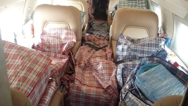 Los saquillos con droga al interior de la aeronave. INTERNET