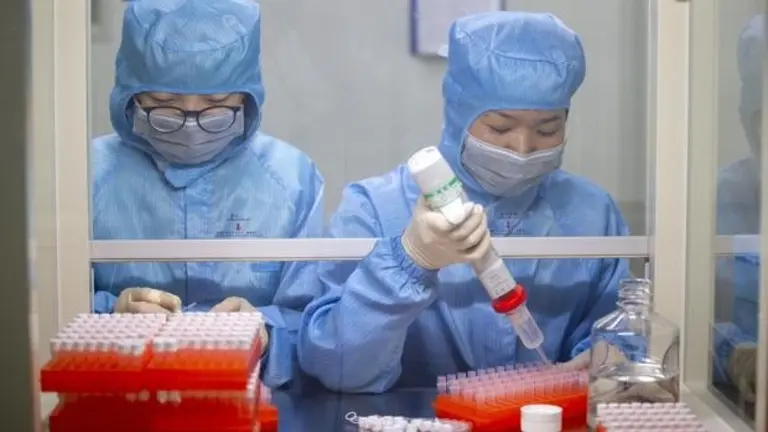 China autoriza pruebas de primera vacuna contra coronavirus por espray nasal. EFE