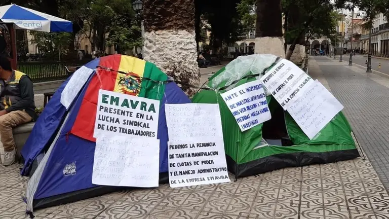 Trabajadores dentro de sus piquetes de huelga ubicados en la Plaza 14 de Septiembre.