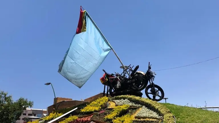 La moto quemada de la RJC emplazada en la plaza de Cala Cala. 	ALEJANDRO ORELLANA