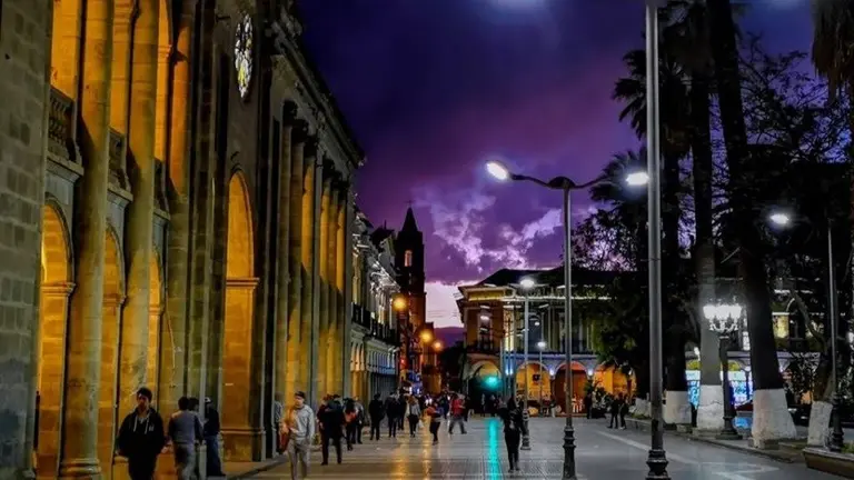 Toma nocturna de la plaza 14 de Septiembre.   HENRY JUANIQUINA