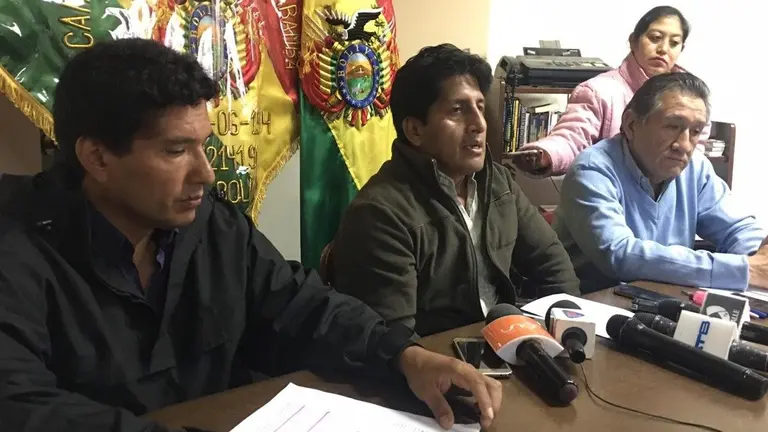 Apicultores y autoridades de Cochabamba.