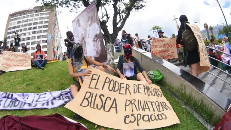 Grupo de mujeres protestan en la rotonda de Cala Cala. NO&Eacute; PORTUGAL