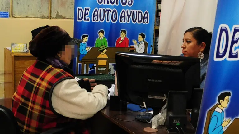 Una mujer realiza una denuncia ante una oficina. ARCHIVO