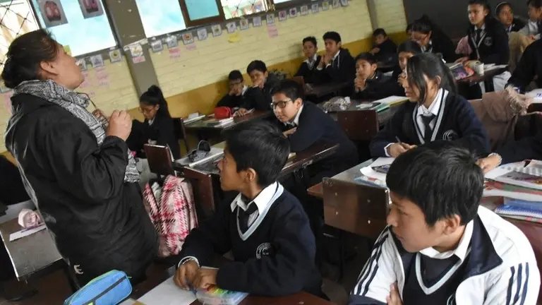 Estudiantes pasan clases en una unidad educativa antes del confinamiento por la pandemia./ ARCHIVO
