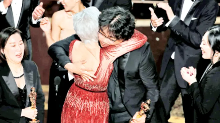 El equipo de &ldquo;Parasite&rdquo; tras recibir el Oscar a mejor pel&iacute;cula. EFE