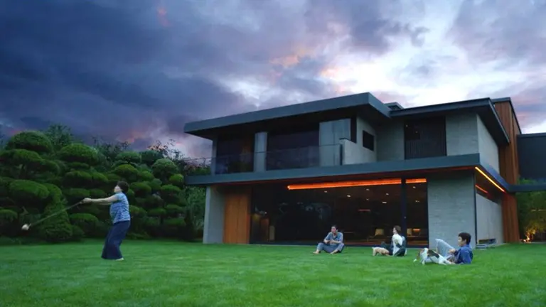 Fotograma de &ldquo;Parasite&rdquo; donde se ve la fachada de la casa de los Park, construida exclusivamente para la pel&iacute;cula.  ALEX HONG KUYNG PYO