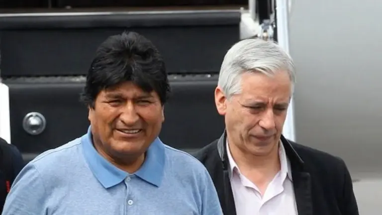 Evo Morales (i) y &Aacute;lvaro Garc&iacute;a Linera, expresidente y exvicepresidente del pa&iacute;s, de modo respectivo. ARCHIVO