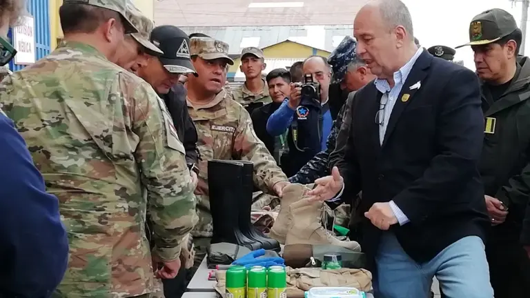 El ministro de Gobierno, Arturo Murillo, y de Defensa, Luis Fernando L&oacute;pez, en la inauguraci&oacute;n de la campa&ntilde;a de erradicaci&oacute;n, en La Paz. EFE