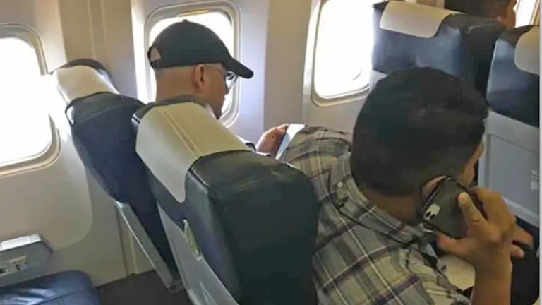 Elio Montes, exgerente de ENTEL, en el vuelo a Miami, el jueves. 	 REDES SOCIALES