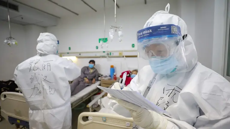 Un hospital en China, con profesionales atendiendo un caso de coronavirus. EFE