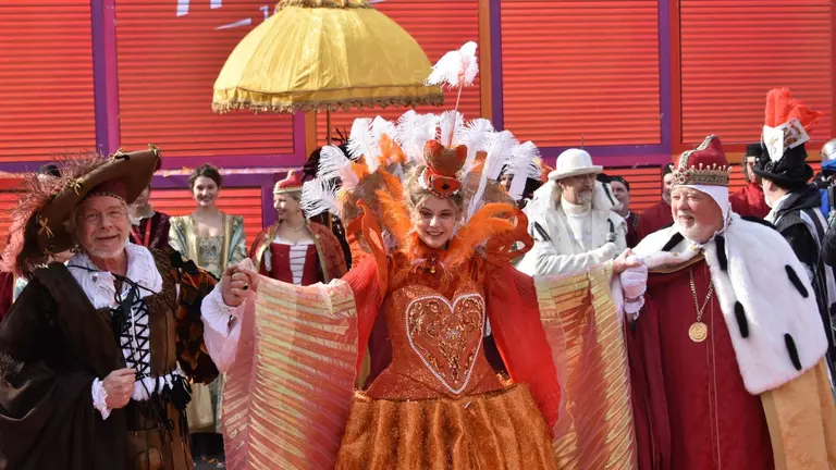 Personas disfrazadas asisten a la celebraci&oacute;n del tradicional "Vuelo del &Aacute;ngel" en Venecia. Foto: EFE