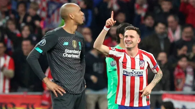 El jugador Sa&uacute;l de Atl&eacute;tico (d), festeja el &uacute;nico tanto. EFE