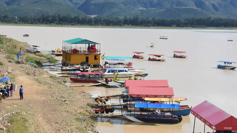 Lancheros usufruct&uacute;an la laguna sin cumplir normas.	DICO SOL&Iacute;S