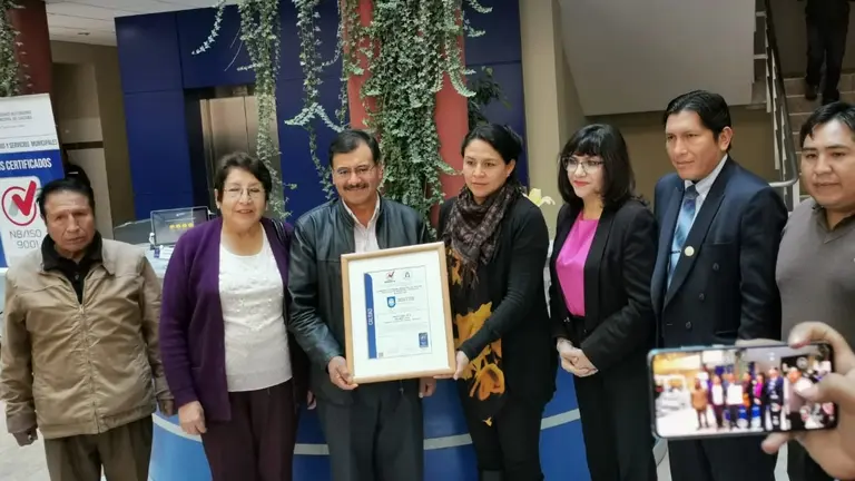 Autoridades del municipio de Sacaba durante la entrega de la certificaci&oacute;n Ibnorca.