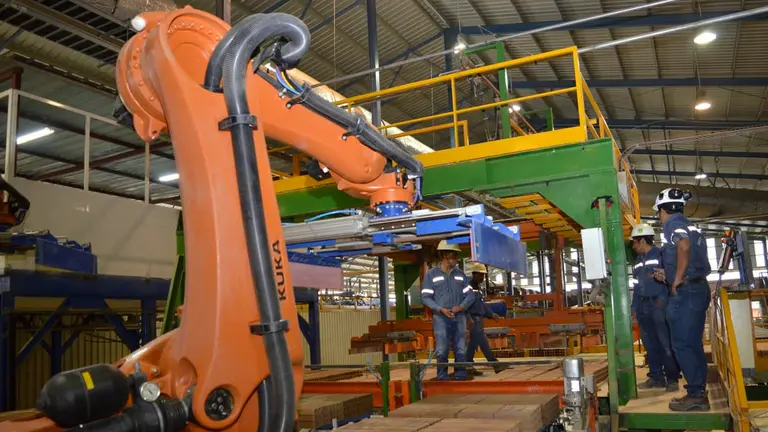 Uno de los modernos brazos rob&oacute;ticos de la nueva planta de Coboce Ceramil. Foto: No&eacute; Portugal