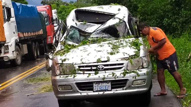 Un veh&iacute;culo da&ntilde;ado por la ca&iacute;da de una roca en la ruta el Tr&oacute;pico.