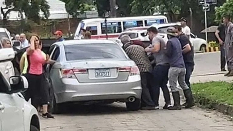 Imagen del momento en el que auxiliaron a la v&iacute;ctima.  Foto: Detras de la verdad