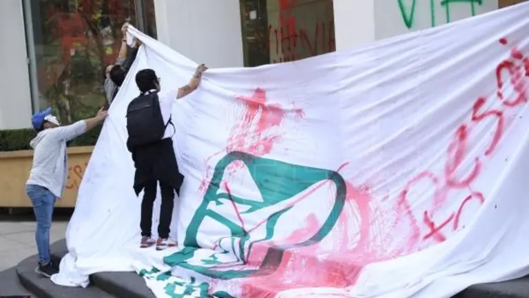 Activistas y pacientes con VIH protestan frente a las instalaciones del Instituto Mexicano del Seguro Social este viernes, en Ciudad de M&eacute;xico (M&eacute;xico).  EFE