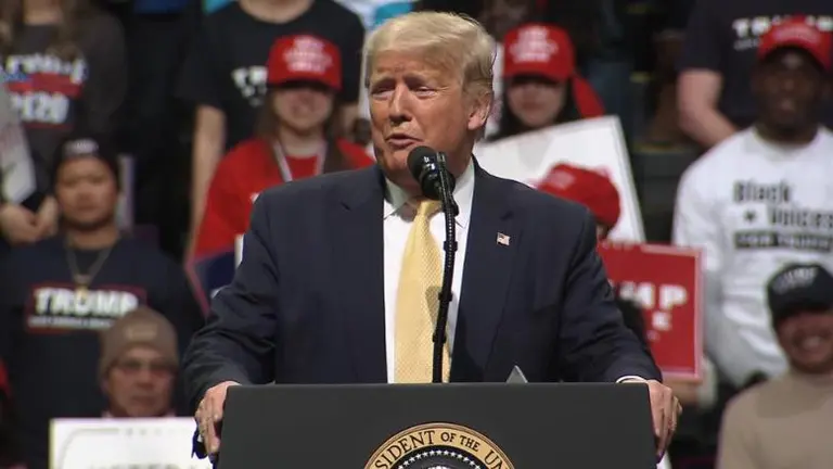 El presidente de EEUU, Donald Trump,  durante su discurso de campa&ntilde;a.  CNN