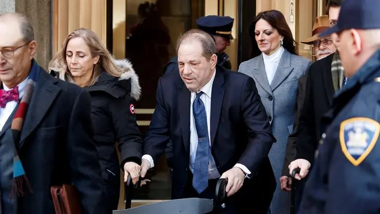 El acusado Harvey Weinstein (c) deja la Corte Suprema Estatal de Nueva York. EFE