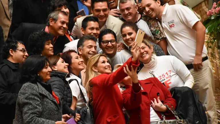 La presidenta Jeanine &Aacute;&ntilde;ez se toma una selfie con los integrantes de las Plataformas del 21F.	 ABI